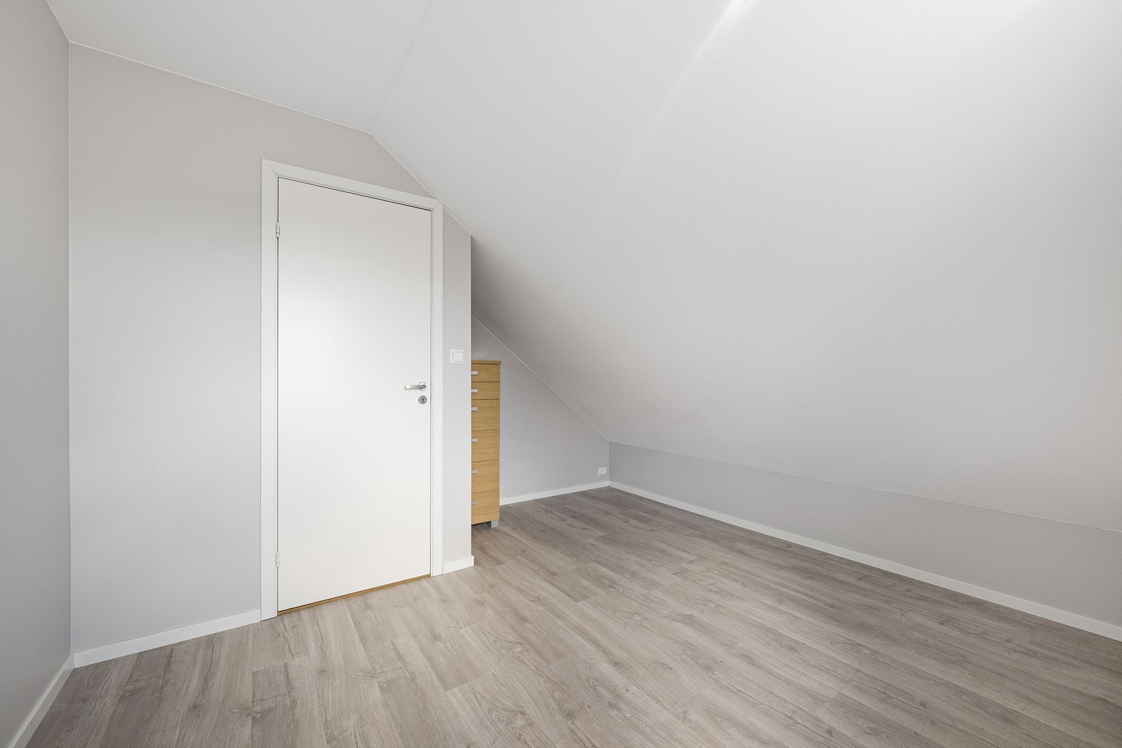 Det tredje soverommet i etasjen, også dette med parkett på gulv. Galleribilde