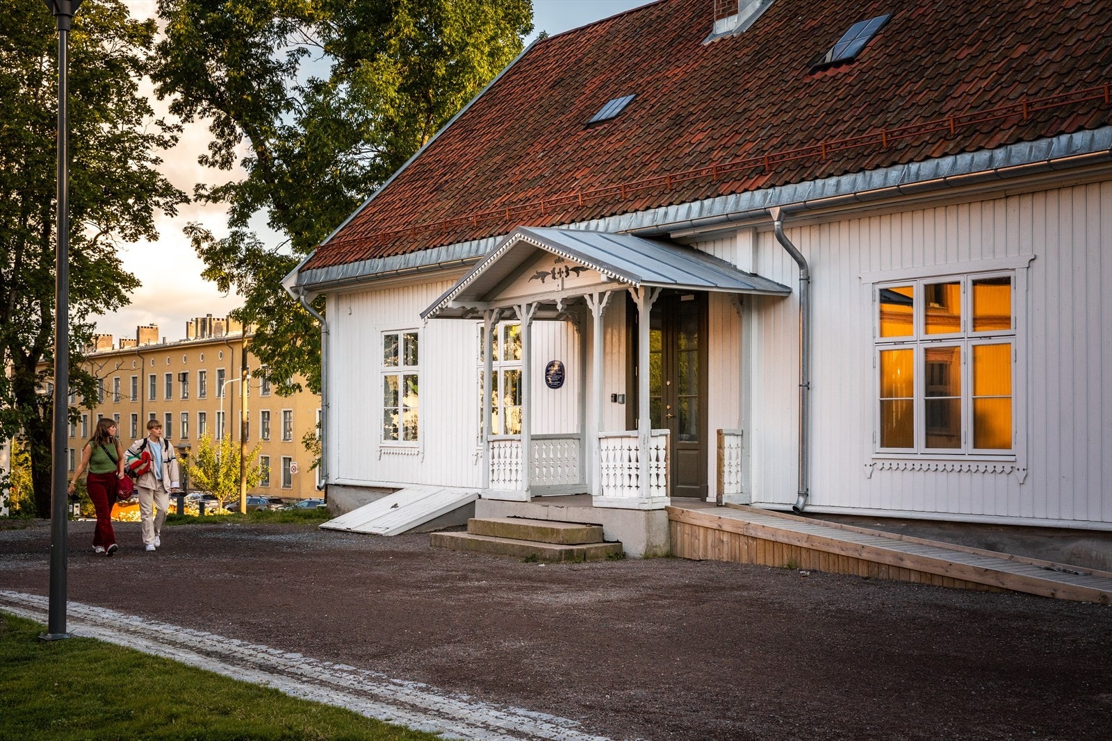 Lillo Gård med blomsterbutikk, matbutikk, spisesteder og frisør Galleribilde