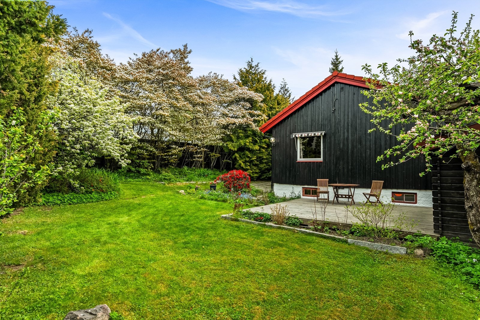 Hagen er frodig og ligger skjermet til på oversiden av huset Galleribilde