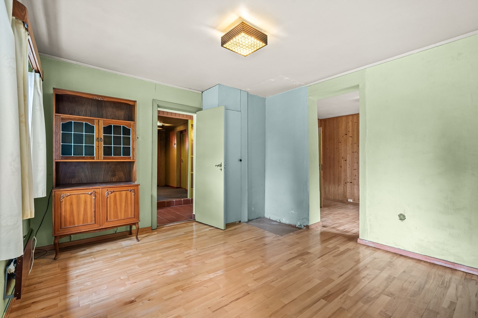 Det er laget en åpning i veggen fra arbeidsrommet Galleribilde