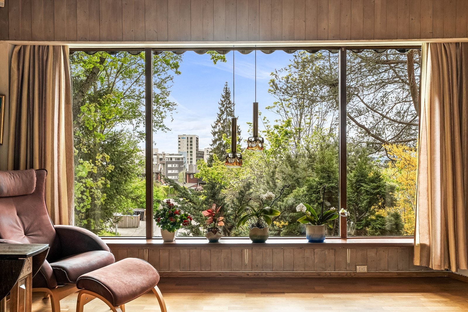 Stuen har store vindusflater som gir rikelig med naturlig lys Galleribilde