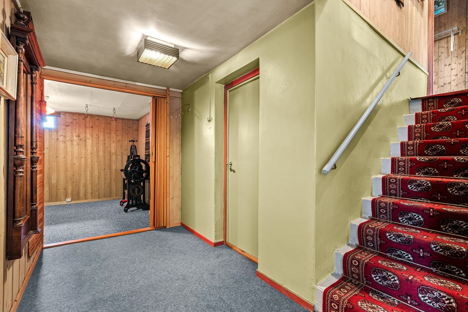Fra trappen ved entréen kommer du ned, eller via inngangen på nedsiden av boligen Galleribilde