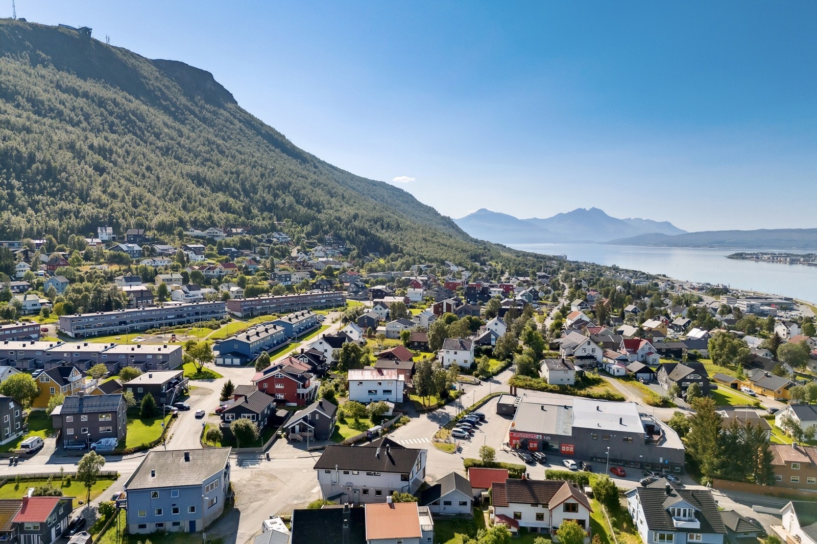 Turistvegen er hovedferdselsåren til boligbebyggelsen og attraksjoner som Fjellheisen og Sherpatrappa. Galleribilde