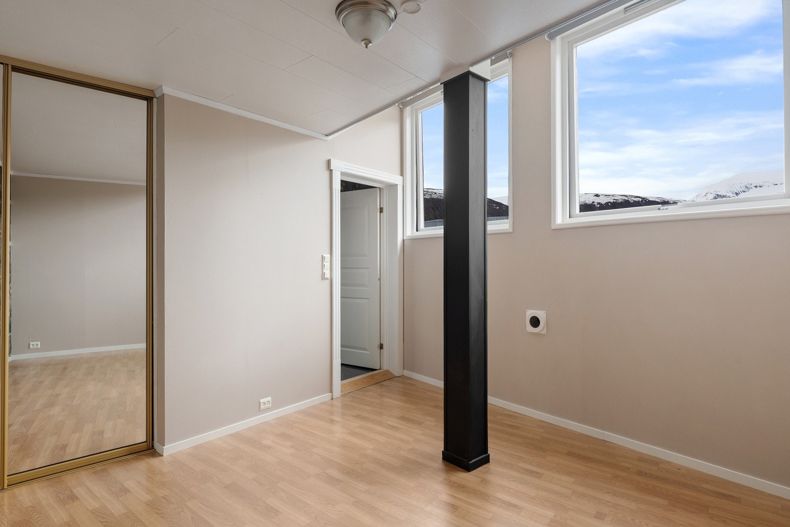 Det er tre soverom i hoveddelen. Hovedsoverommet har eget bad. Galleribilde
