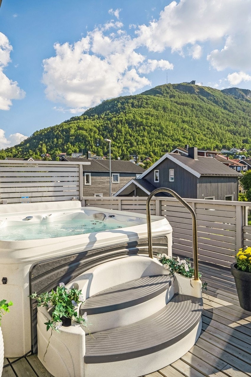 Fantastisk veranda med jacuzzi hvor du har gode solforhold. Galleribilde