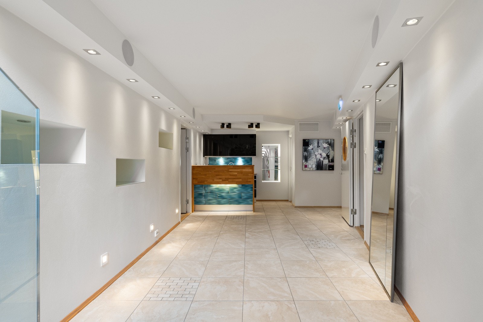 Her har det tidligere vært drevet frisørsalong. Det er separat inngang til salongen mot nordøst. I tillegg er det etablert inngang fra Turistvegen. Galleribilde