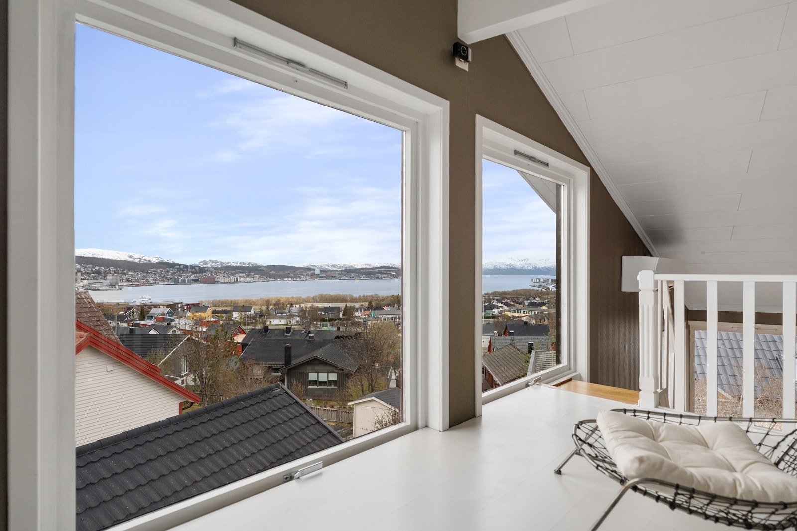 De store vindusflatene komplementerer utsikt mot både Tromsøysundet, Tromsøya, Fløya og Fjellheisen. Galleribilde