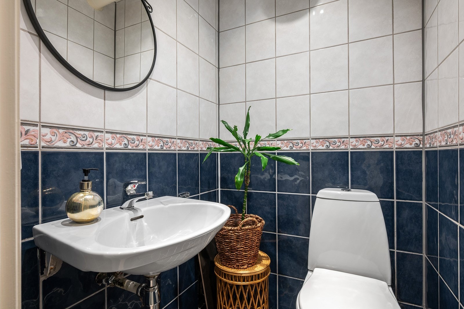 Flislagt toaletrrom med servant og downlights i himling med dim Galleribilde