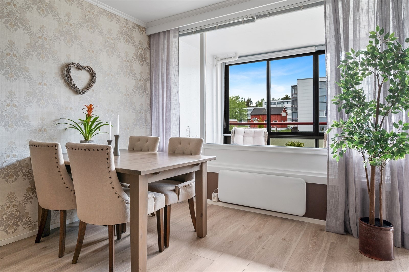 God plass til spisebord hvor hele familien kan samles Galleribilde