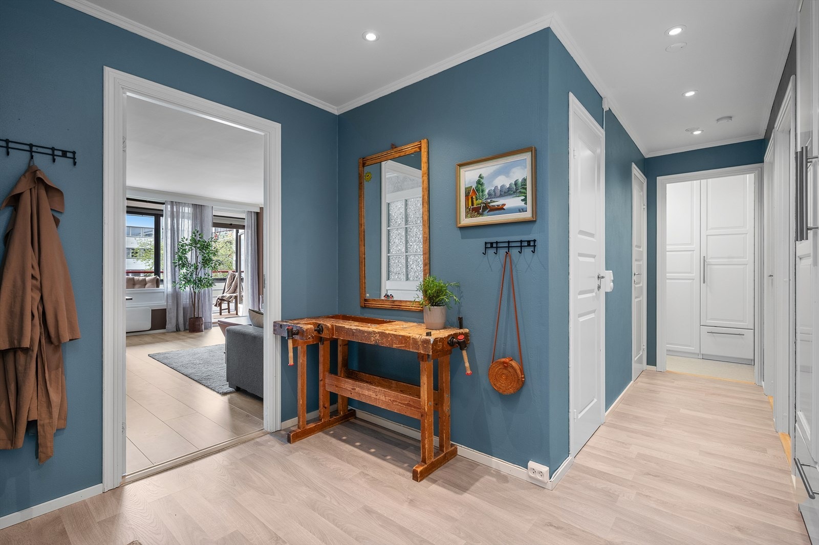 Flott gang med god belysning med downlights som er dimbare Galleribilde