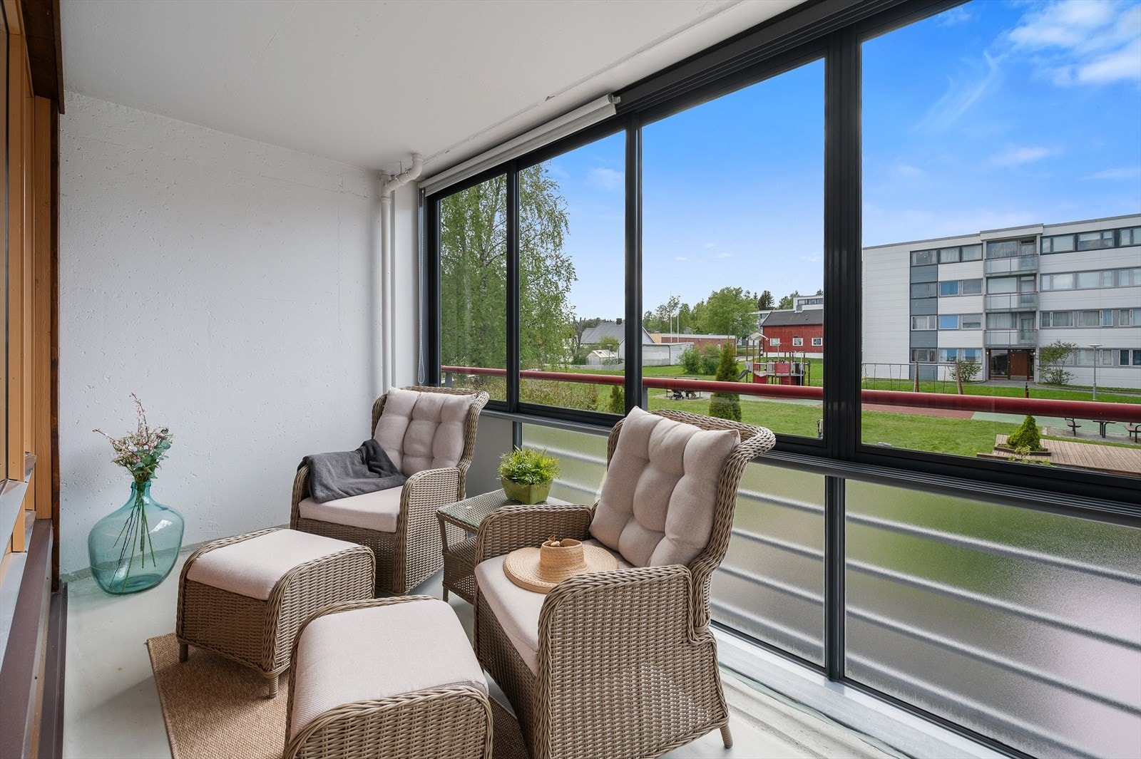 Nydelig innglasset balkong fra stue med gode solforhold ettermiddag/kveld Galleribilde