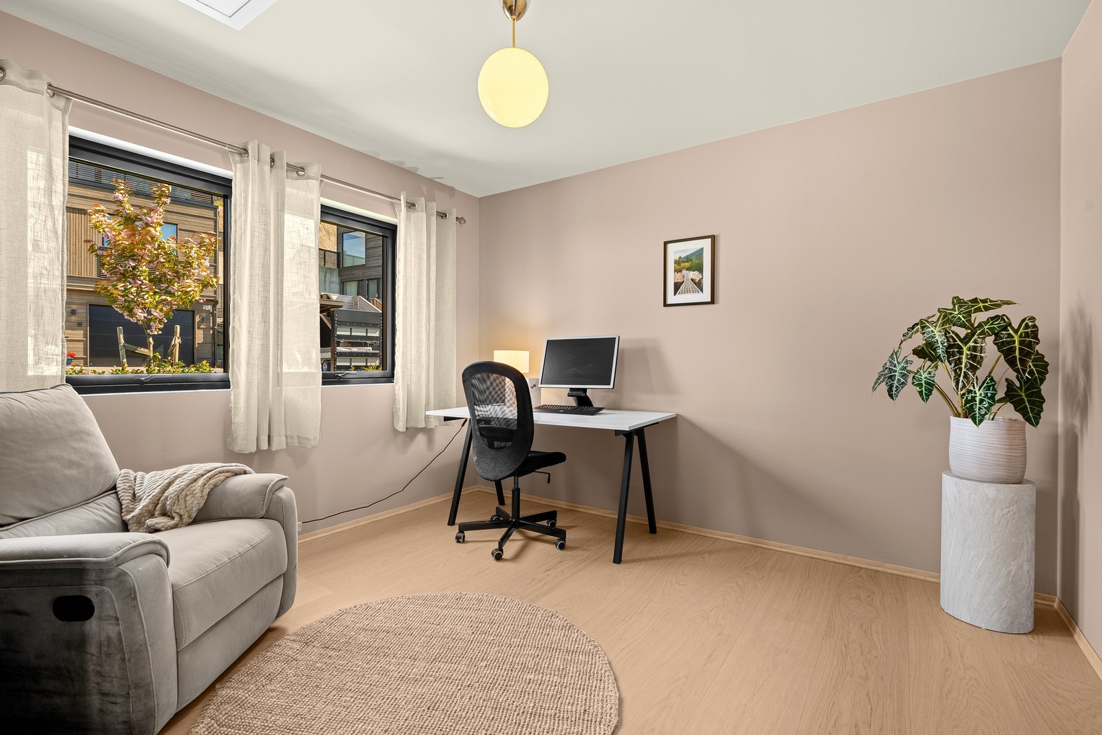 I hovedetasjen er det et soverom som i dag er benyttet som kontor. Galleribilde