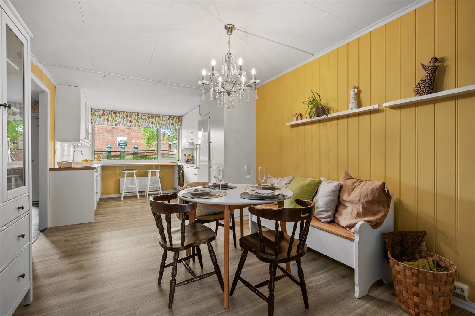 Stuen og kjøkkenet ligger i åpen løsning og måler 22m². Galleribilde