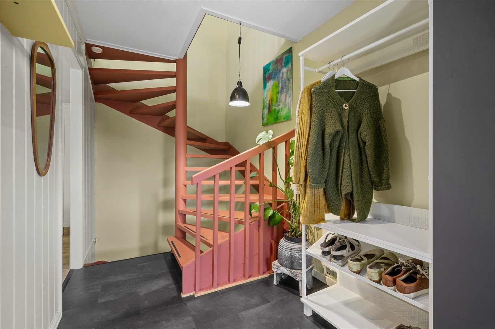Leiligheten går over 3 plan. Galleribilde