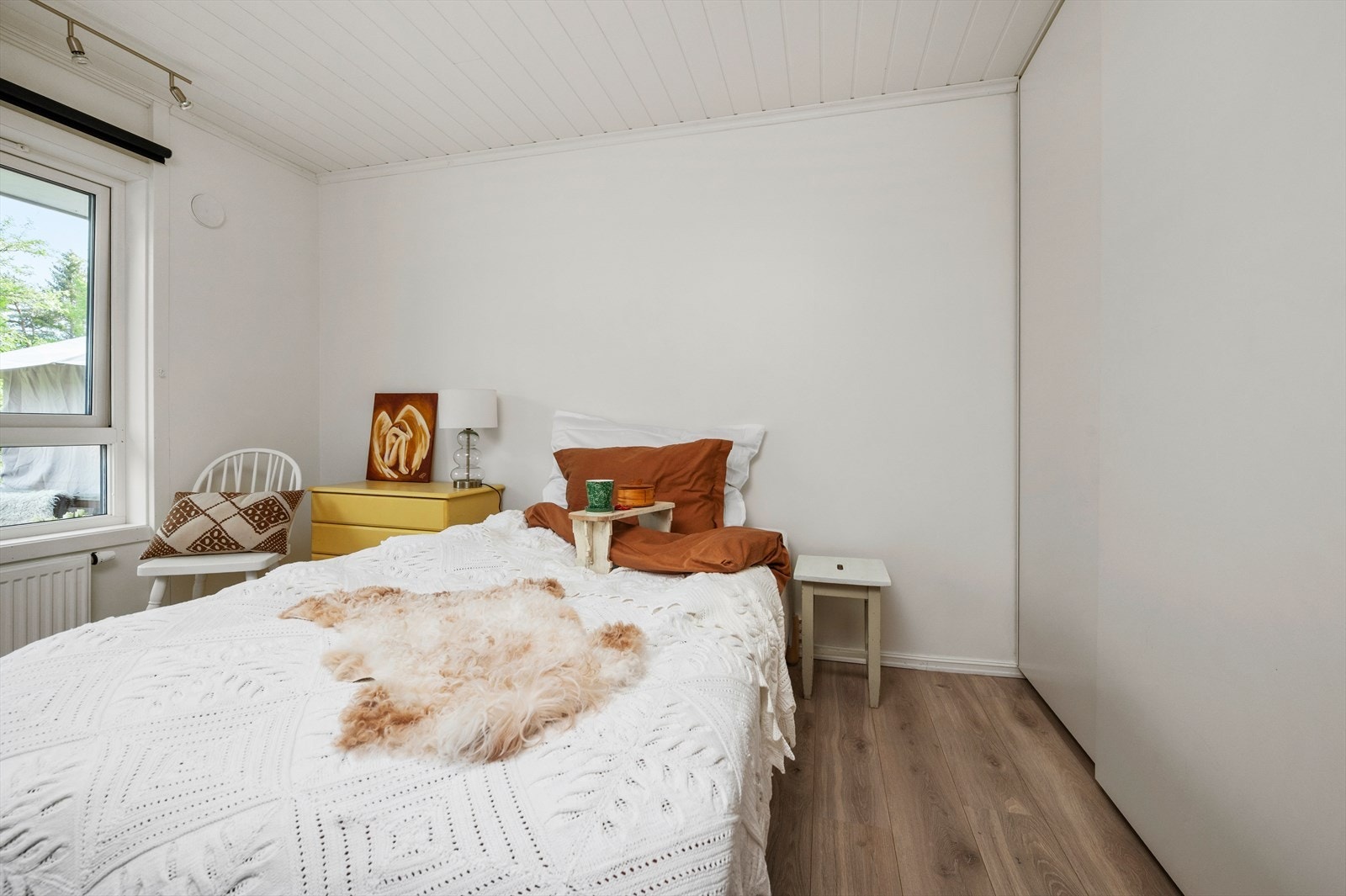 Hovedsoverommet er utstyrt med praktisk skyvedørsgarderobe og har god plass til ønsket sengestørrelse. Galleribilde