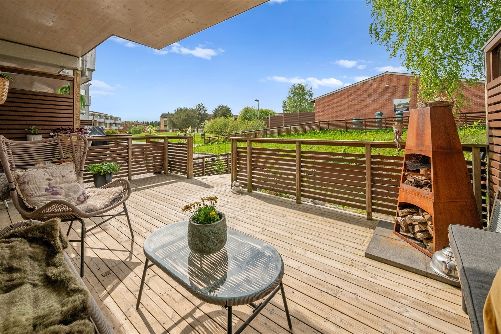 Utenfor inngangspartiet er det en stor terrasse på 17m². I 2020 ble det ordnet nytt gjerde og port til eiendommen. Galleribilde