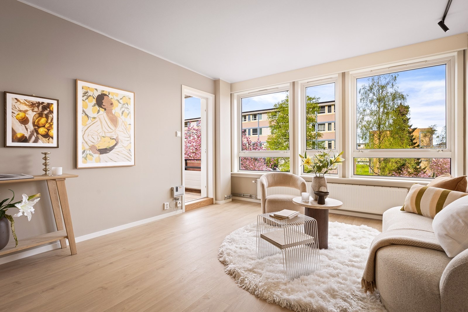 Legg merke til lysinnslippet og den frodige blomstringen Galleribilde