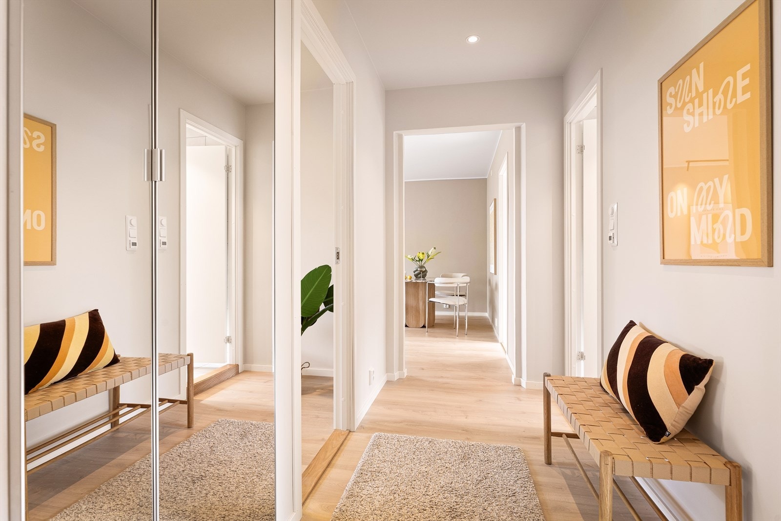 Lys og innbydende entré med god plass til oppbevaring og mulighet for klesoppheng Galleribilde