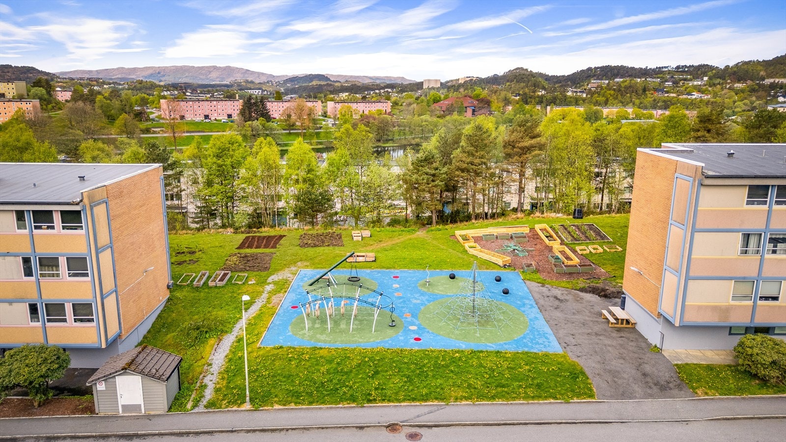 Lyshovden borettslag ligger i den sørøstlige del av Fyllingsdalen med kort vei til friområdene på Løvstakken og Kanadaskogen, samt at det er parkanleg rundt Ortuvannet med grusvei Galleribilde
