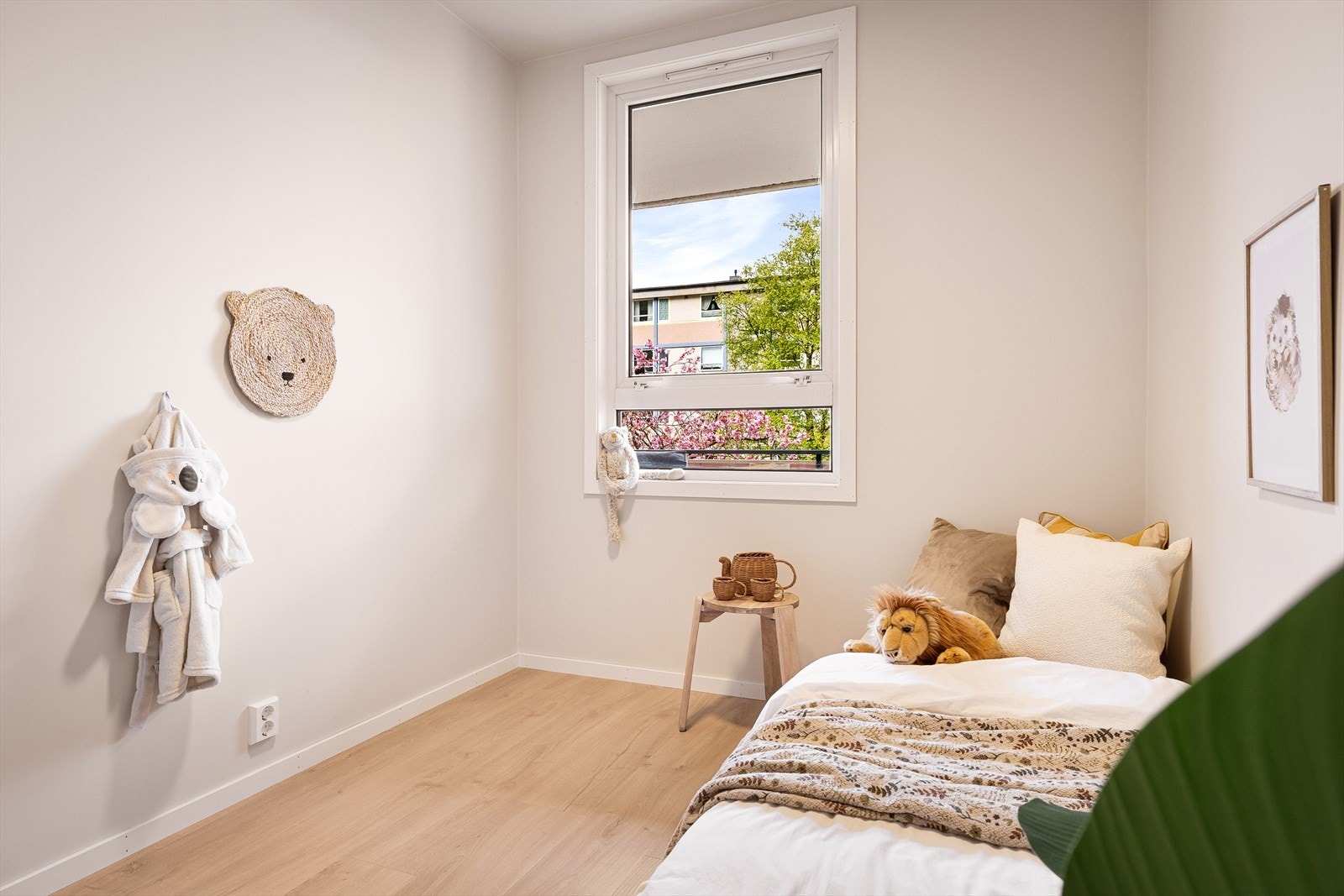 Soverom 3 (ca. 7,0 m²): Et kompakt og funksjonelt rom, perfekt som barnerom eller gjesterom. Har man ikke behov for alle soverom er det enkelt å lage til en walk in garderobe Galleribilde