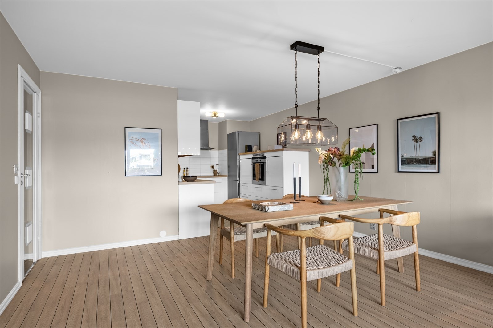 God plass til sofagruppe, spisebord, samt medie- og oppbevaringsmøblement Galleribilde