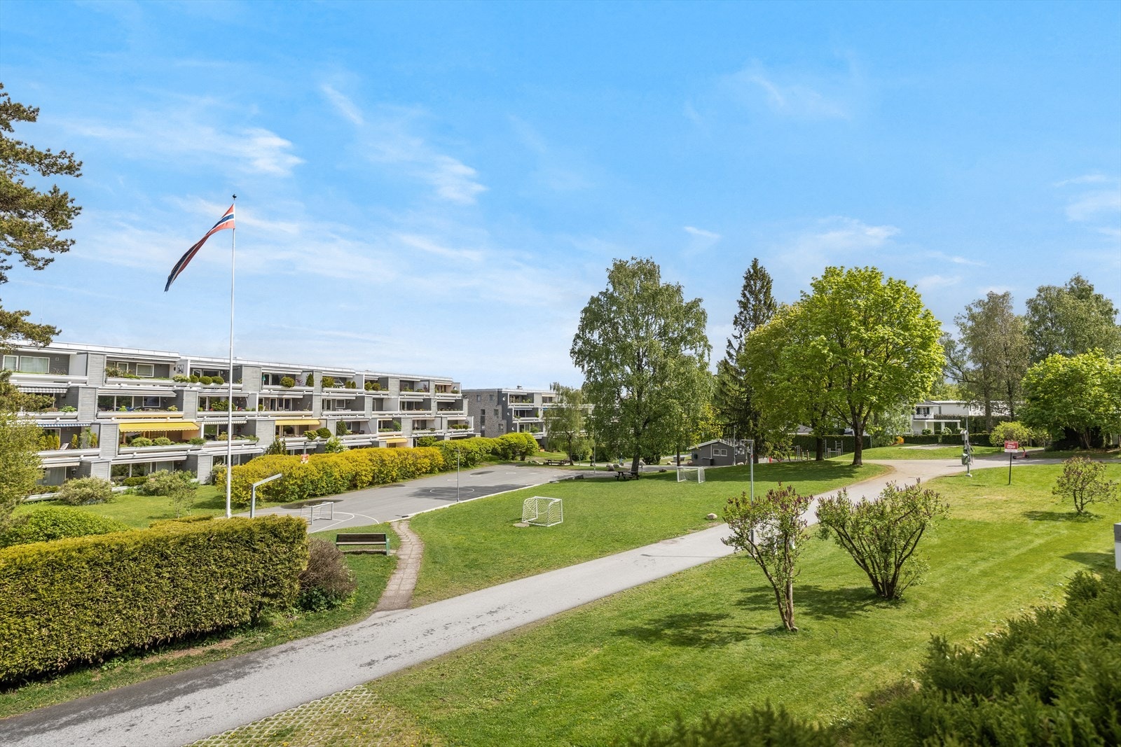 Ostadalsveien 77 har en sentral og attraktiv beliggenhet på Ullerntoppen/Røa. Et barne- og familievennlig bomiljø nær gode skoler, barnehager og fritidstilbud Galleribilde
