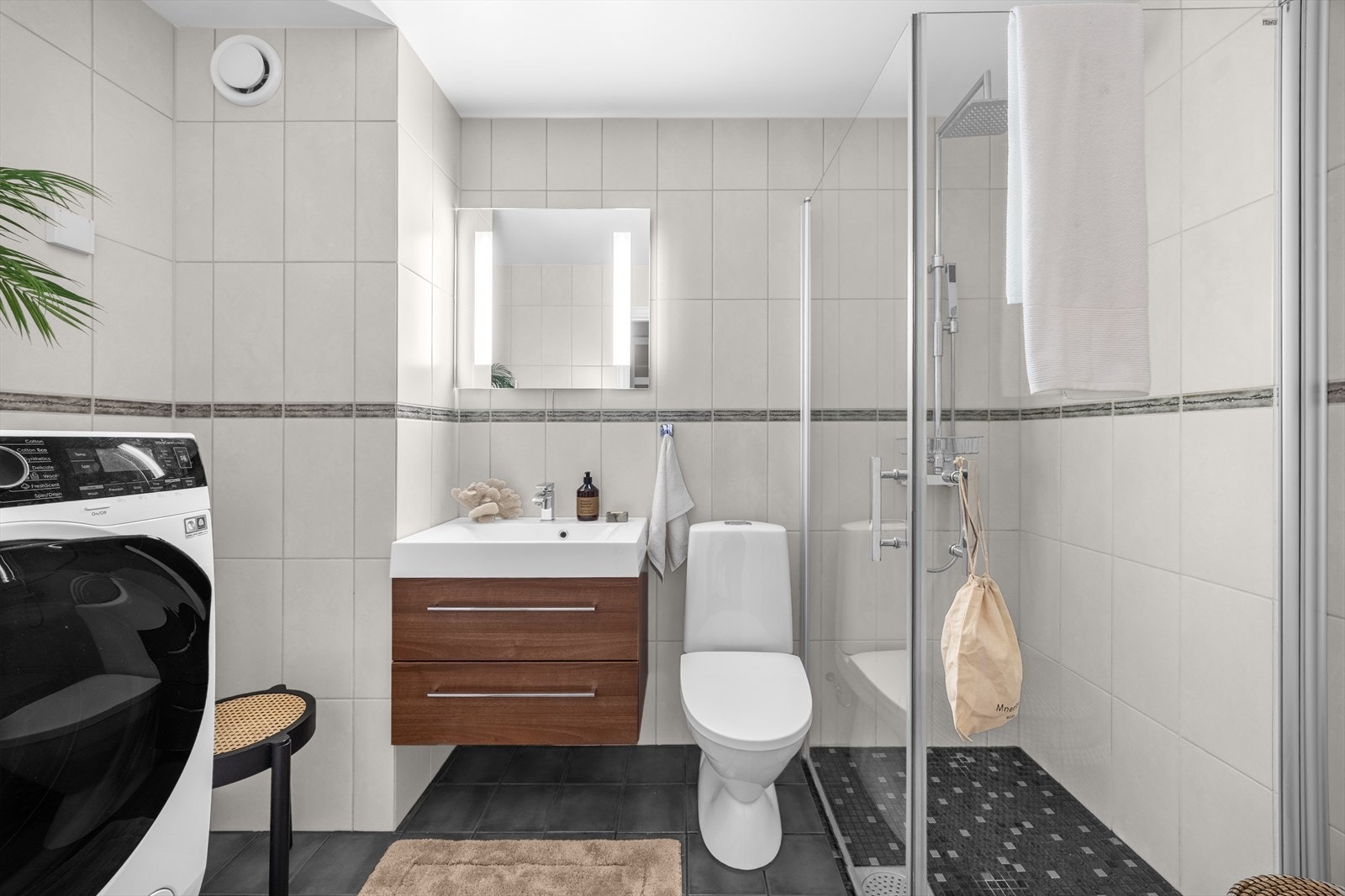 Helfliset bad fra 2010 med opplegg og plass for vaskemaskin Galleribilde