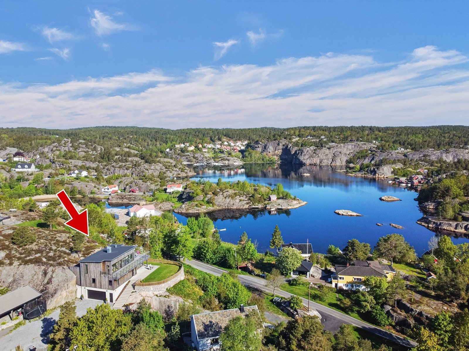 I nærområdet finner du Gjeving Marina og flere anerkjente spisesteder og aktivitetsmuligheter, som kun ligger en kort spasertur/båttur unna eiendommen. Galleribilde