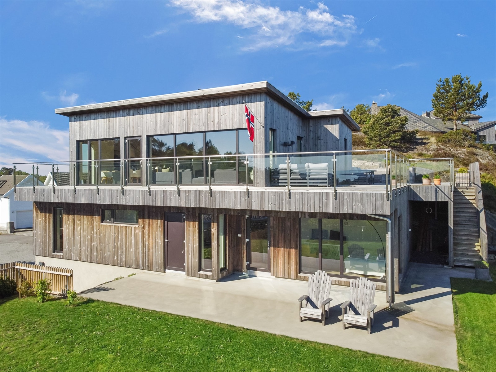 Moderne arkitektur med en vedlikeholdsvennlig fasade i tre og betong. Galleribilde