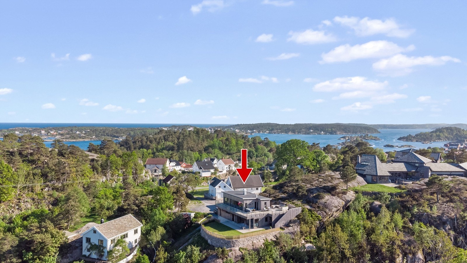 Eiendommen er plassert på en høyde, som sikrer utsikt og gode solforhold. Galleribilde