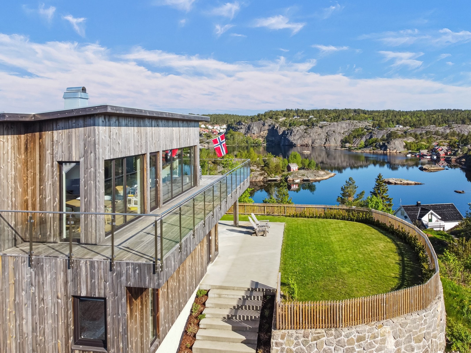 Fra terrassen har du en upåklagelig utsikt over sjøen og landskapet. Galleribilde