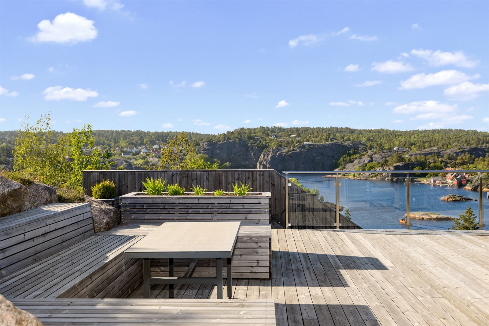 Plassbygd og nedsenket sittegruppe på terrassen, perfekt for sosiale lag. Galleribilde