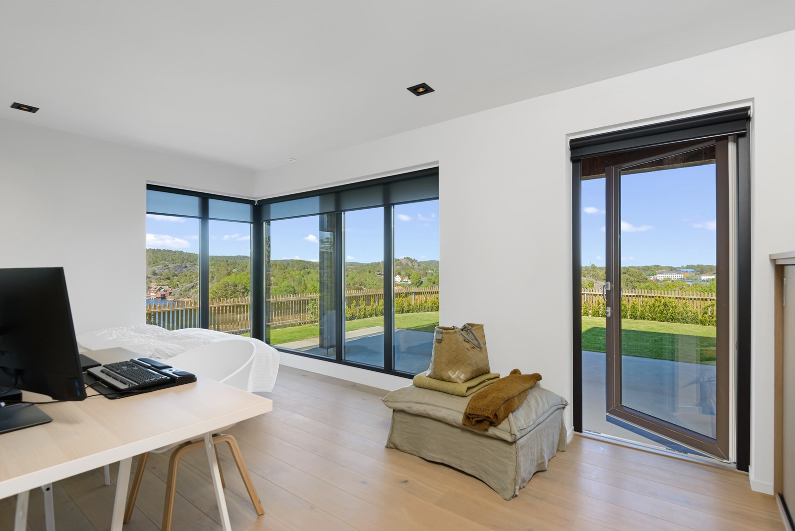 Soverom (eller ekstra stue) i underetasjen med store vinduer og egen utgang til hagen. Galleribilde