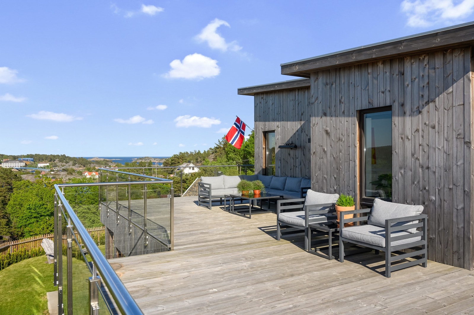 Den store takterrassen gir en privat og luftig følelse med utsikt i flere retninger. Galleribilde