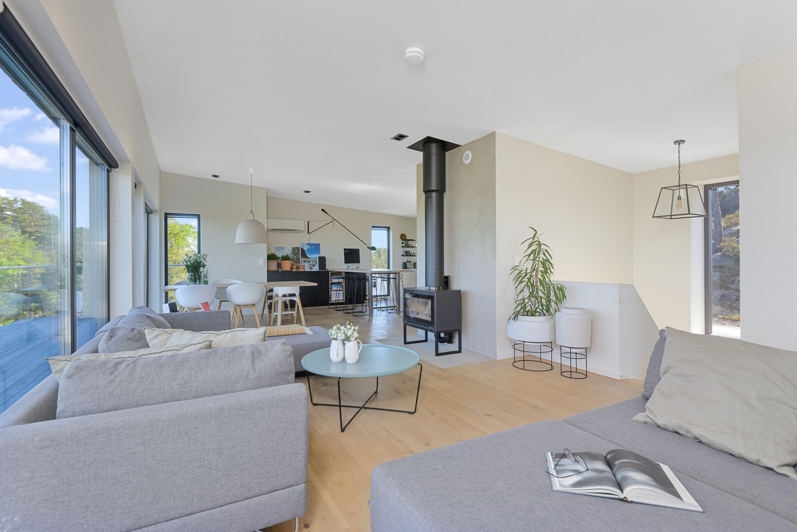 Moderne innredning med gips på vegger og lekre parkettgulv. Galleribilde