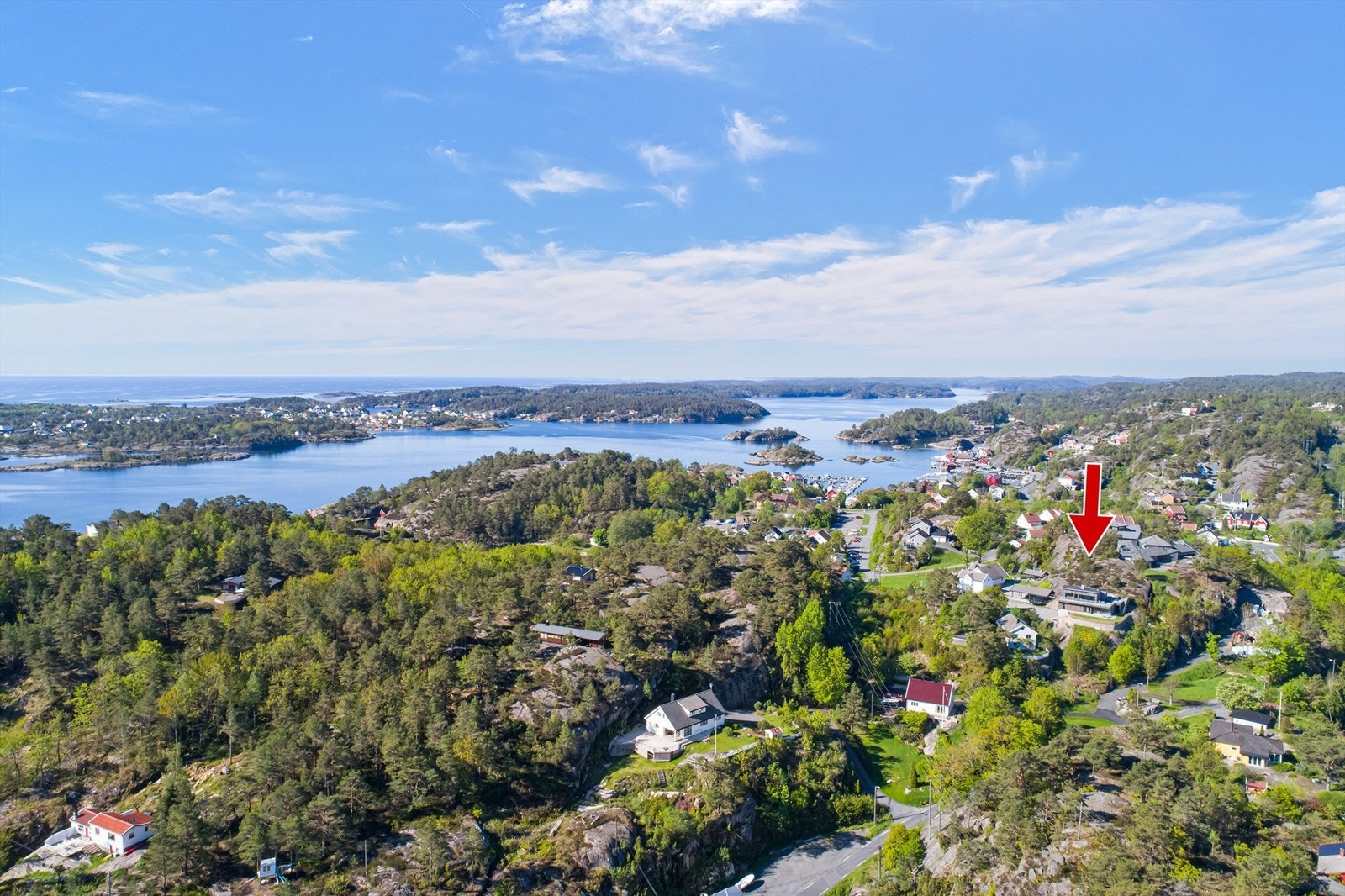 Fra eiendommen er det kort vei til både Knatten barnehage og dagligvarebutikken Snarkjøp Gjeving. Galleribilde