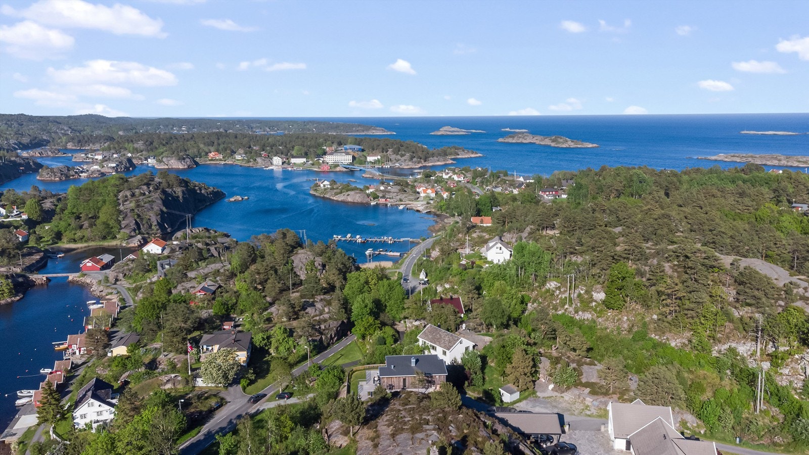 Det er ca. 300 meter til Einersvika badestrand hvor det er badstu, selskapslokale, sandvolleyballbane og ballbinge blant annet. Galleribilde