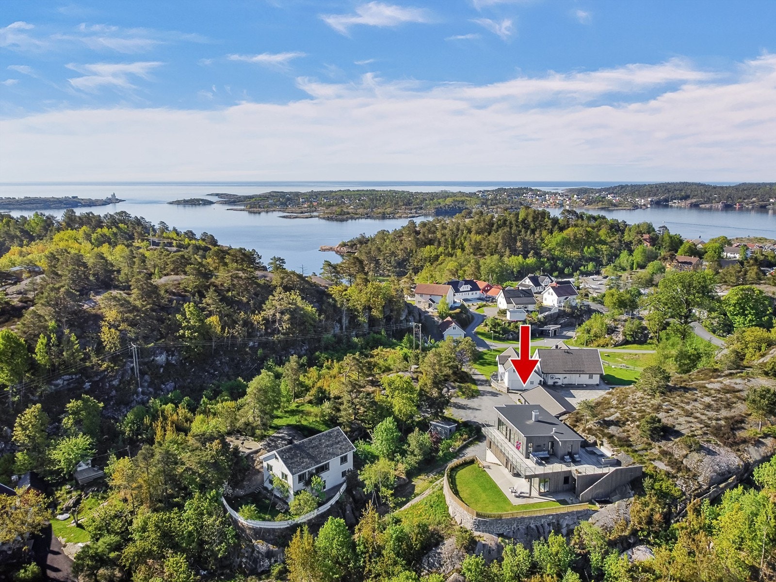 Beliggenheten gir nærhet til sjøen og flotte turmuligheter, med kyststien fra Gjeving til Normannvik like ved. Galleribilde