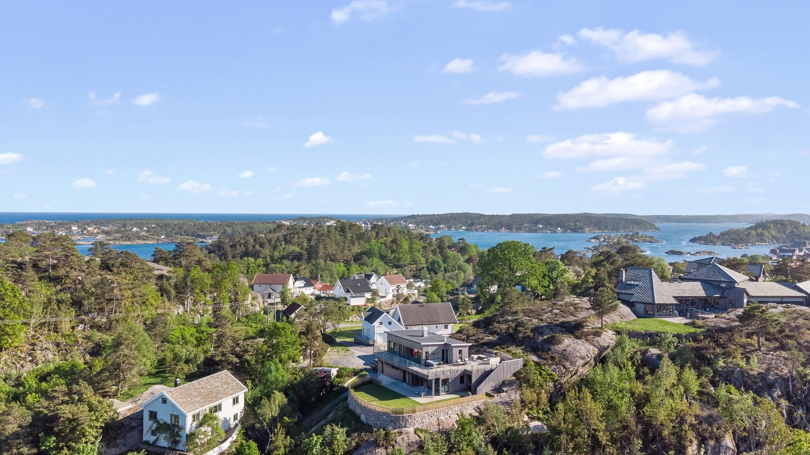 Eiendommen er plassert på en høyde, som sikrer utsikt og gode solforhold. Galleribilde