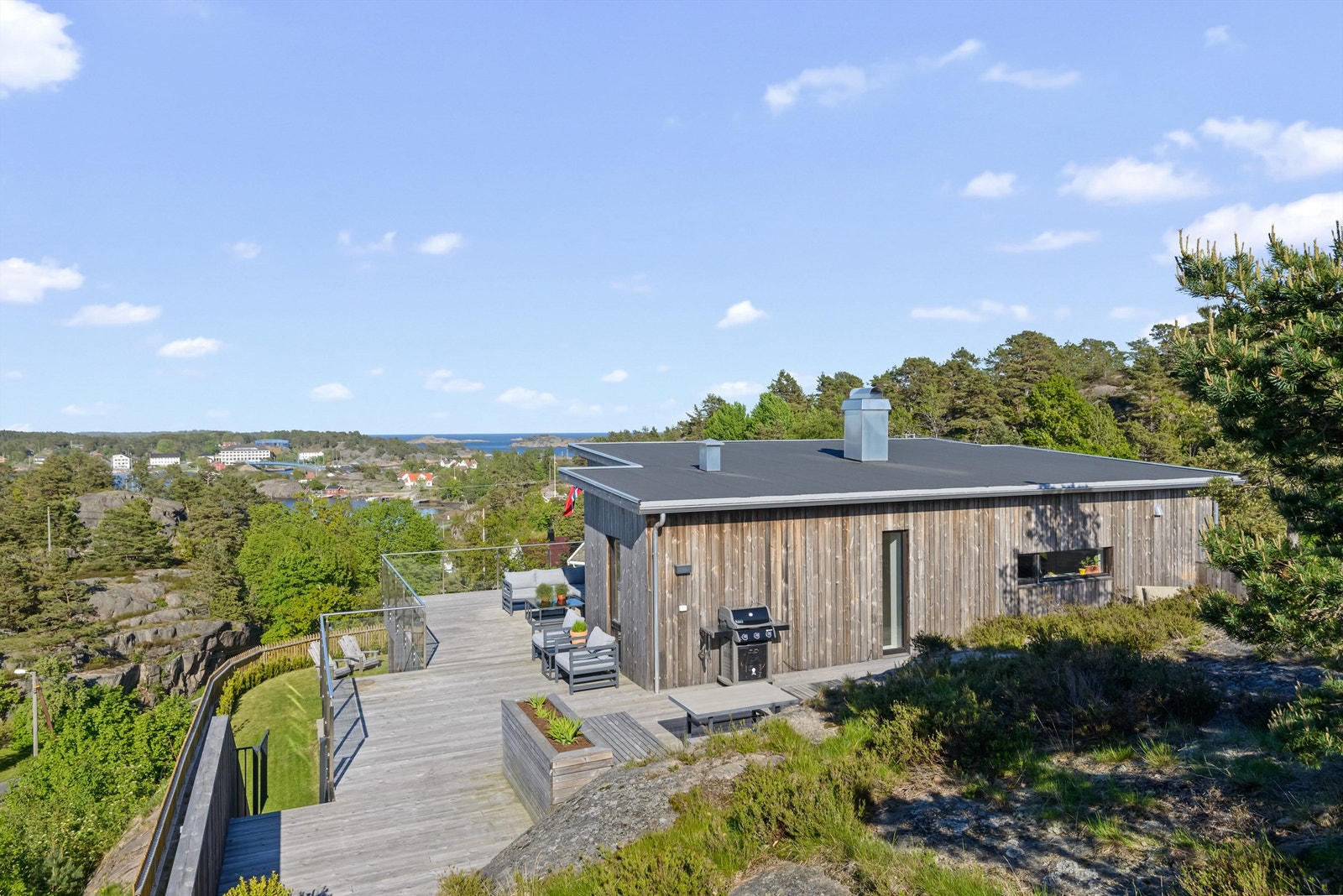 Terrassen er designet med flere soner for soling, grilling og sosialt samvær. Galleribilde