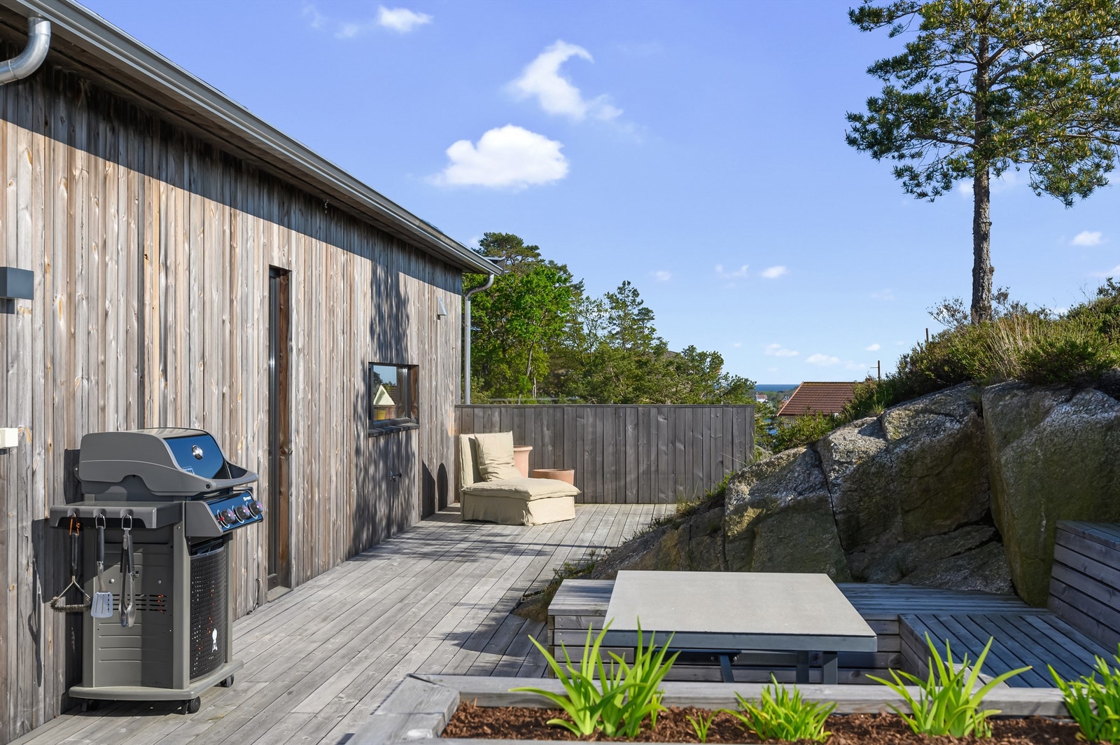Terrassen er elegant integrert med det omkringliggende, naturlige svaberget. Galleribilde
