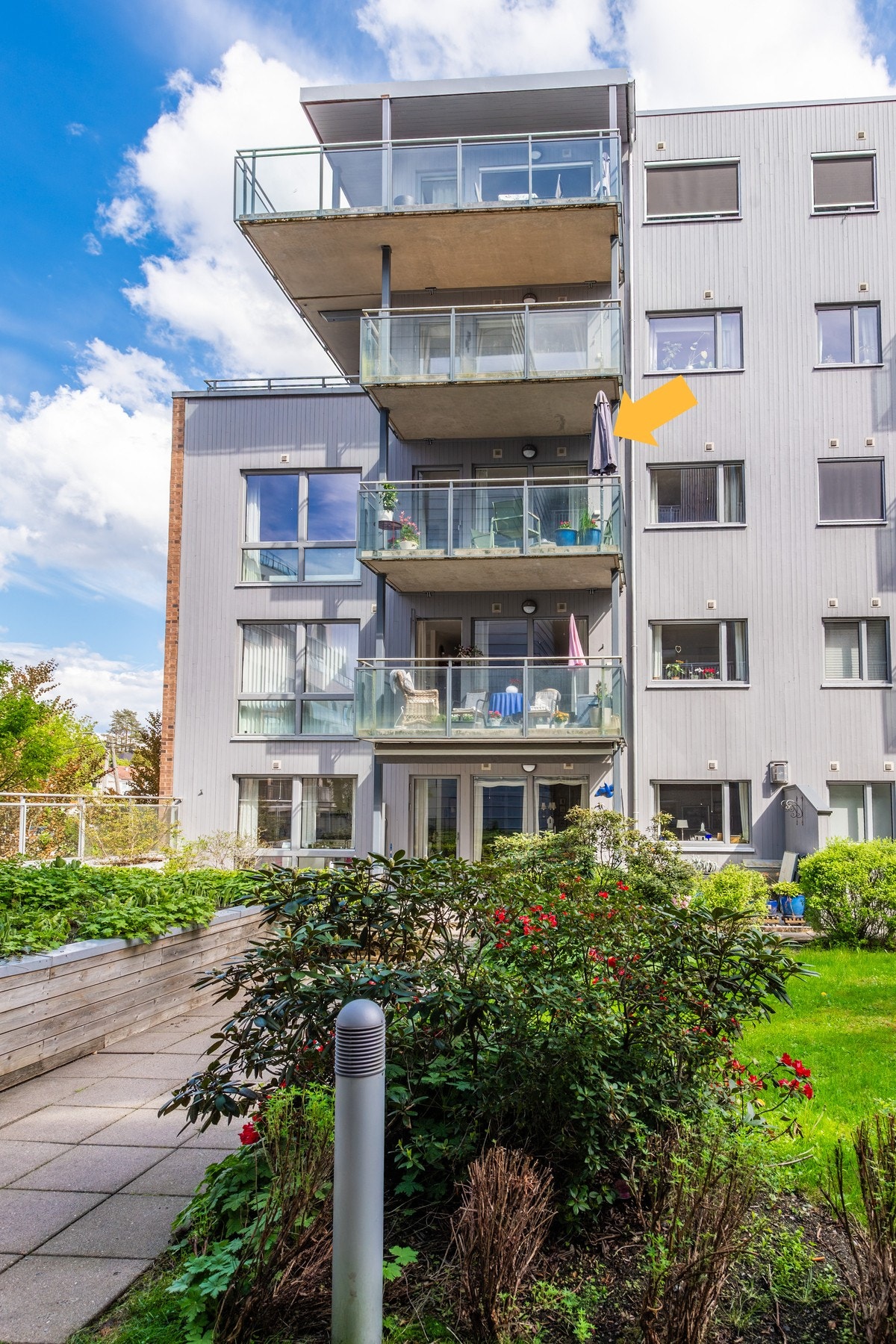 Boligen har vestvendt balkong med utsyn mot Ski sentrum Galleribilde