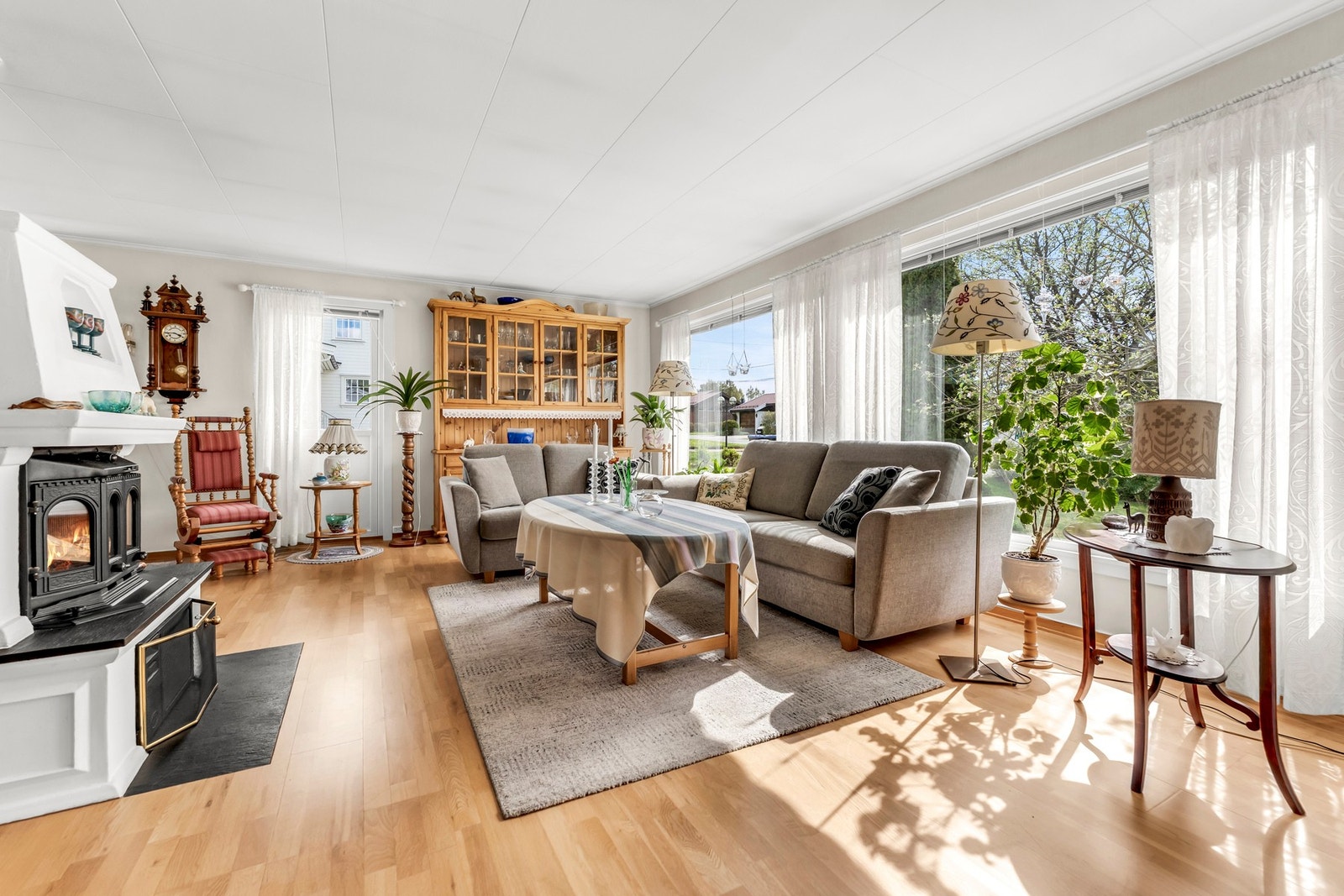 Stuen er utformet i en vinkel med muligheter til å møblere med flere sosiale soner Galleribilde