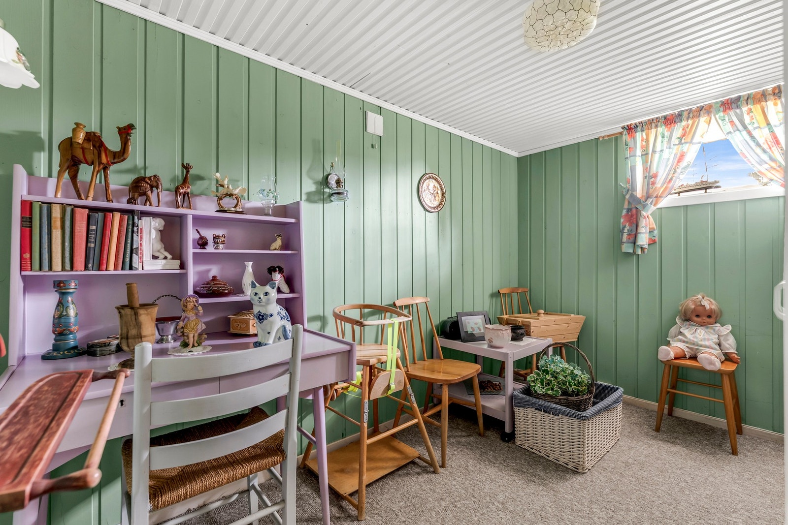 På innsiden av soverommet er det et disponibelt rom Galleribilde