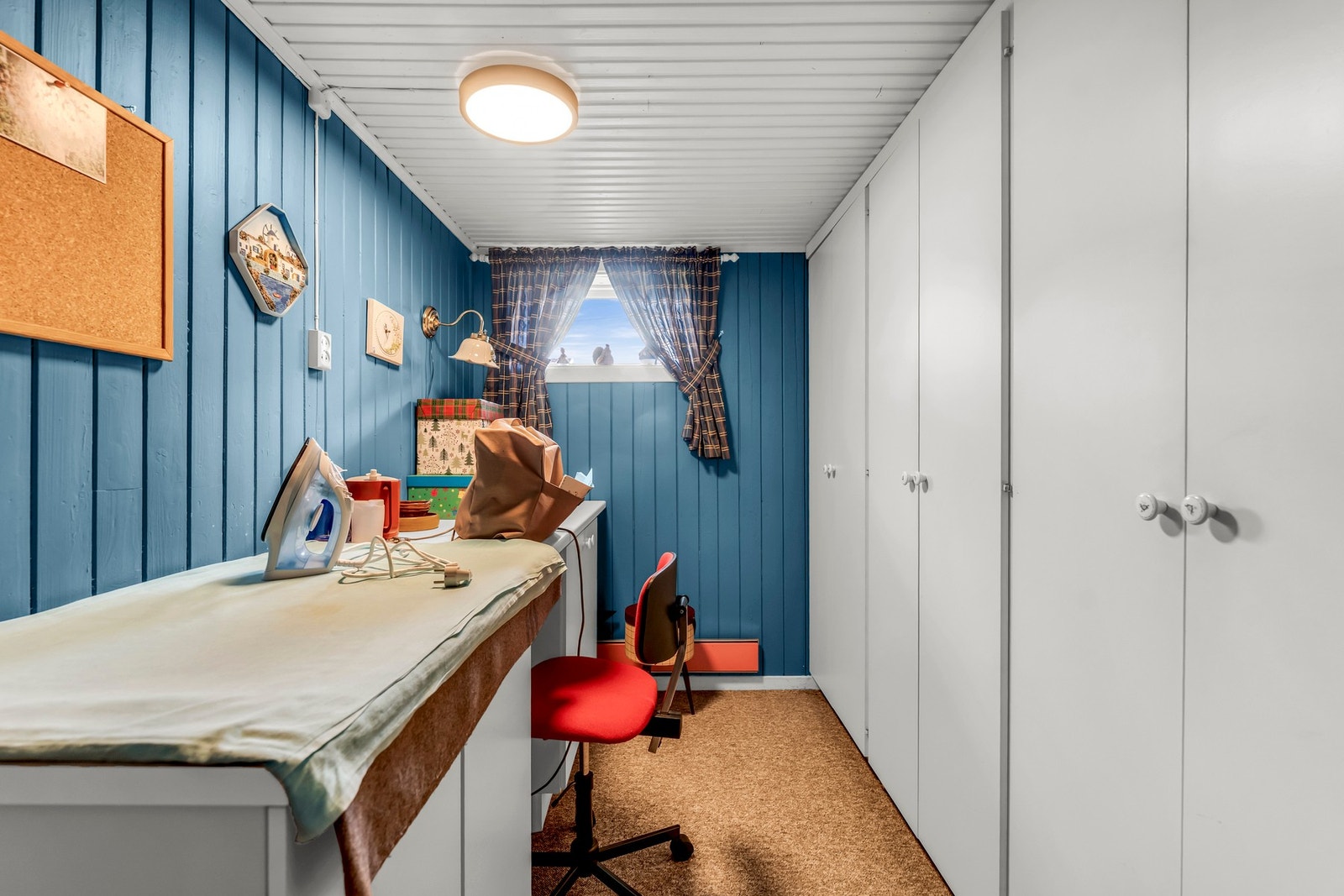Innredet rom i kjelleren som er brukt som arbeidsrom Galleribilde