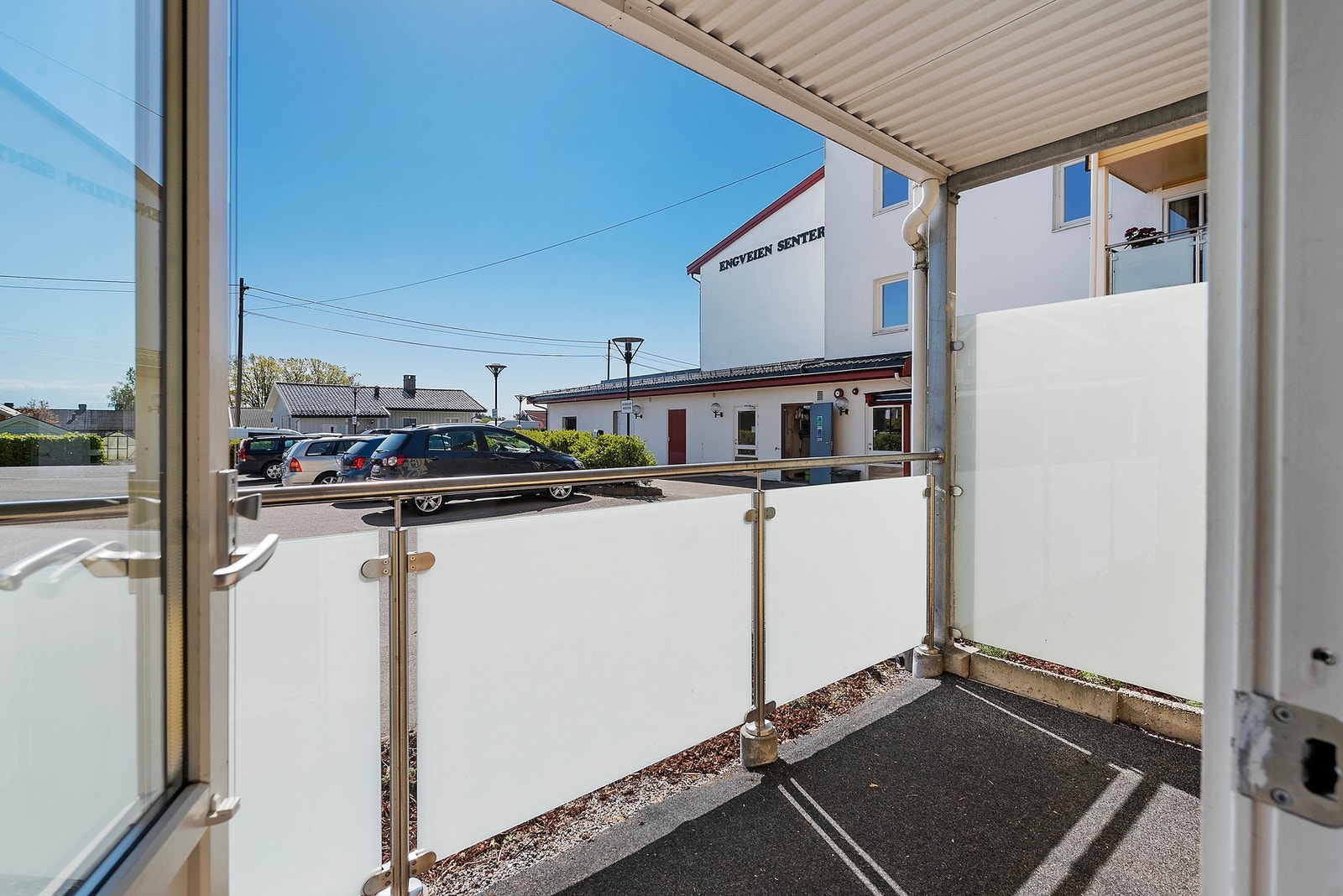 Utgang fra stue til fint terrasse med adkomst videre til hageområde Galleribilde
