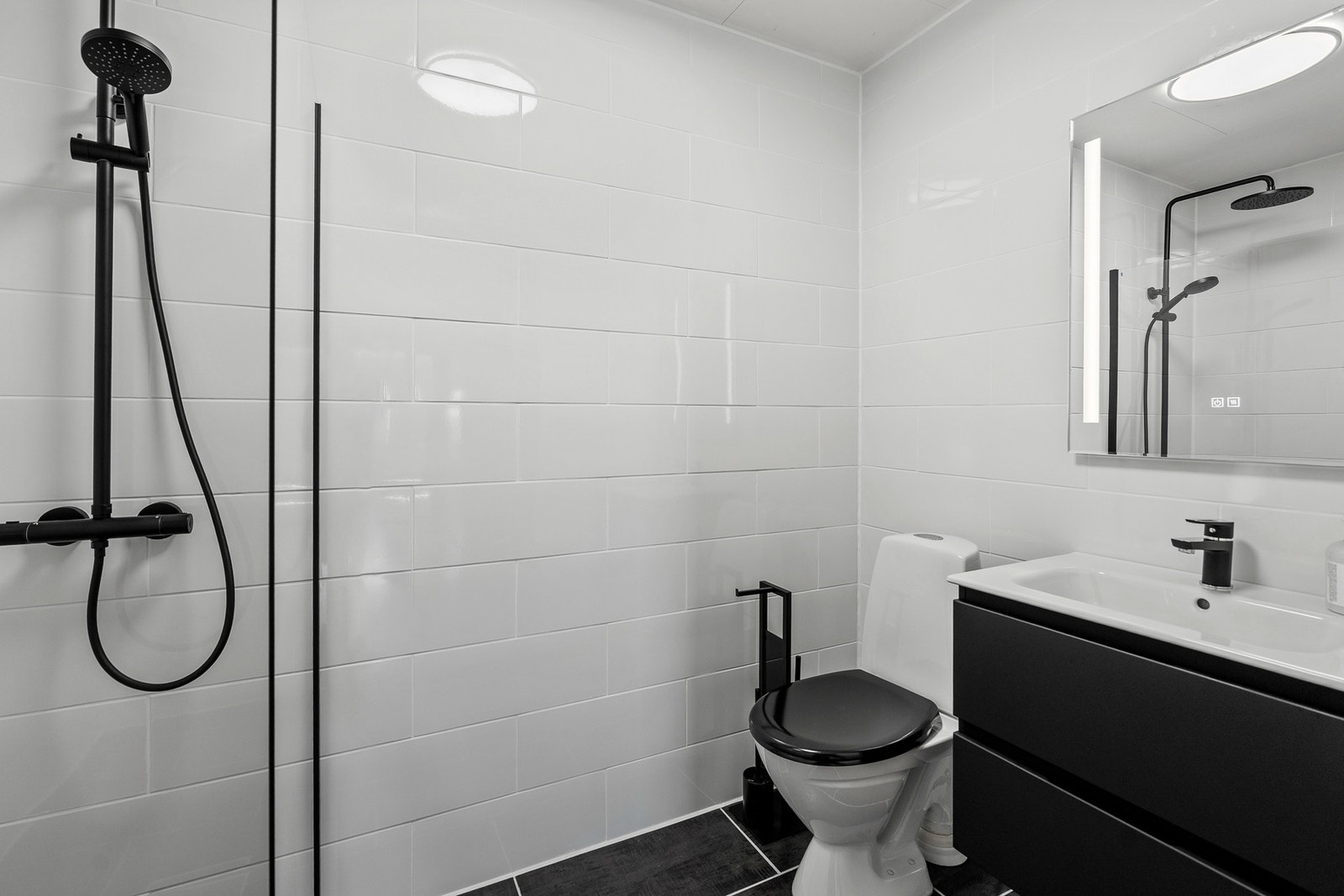 Bad, som ble renovert for noen år siden. Fremstår som lys og moderne. Galleribilde