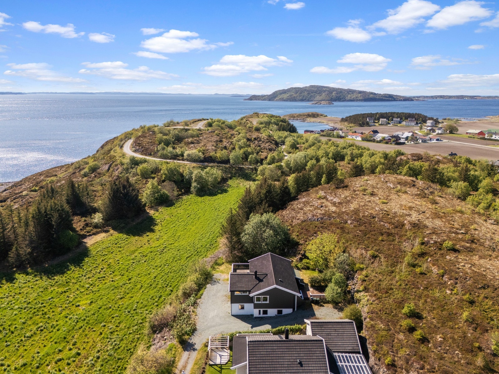 Du trenger ikke hytte når du bor her vettu. Her kjøper du hus og hytte i ett faktisk. Galleribilde