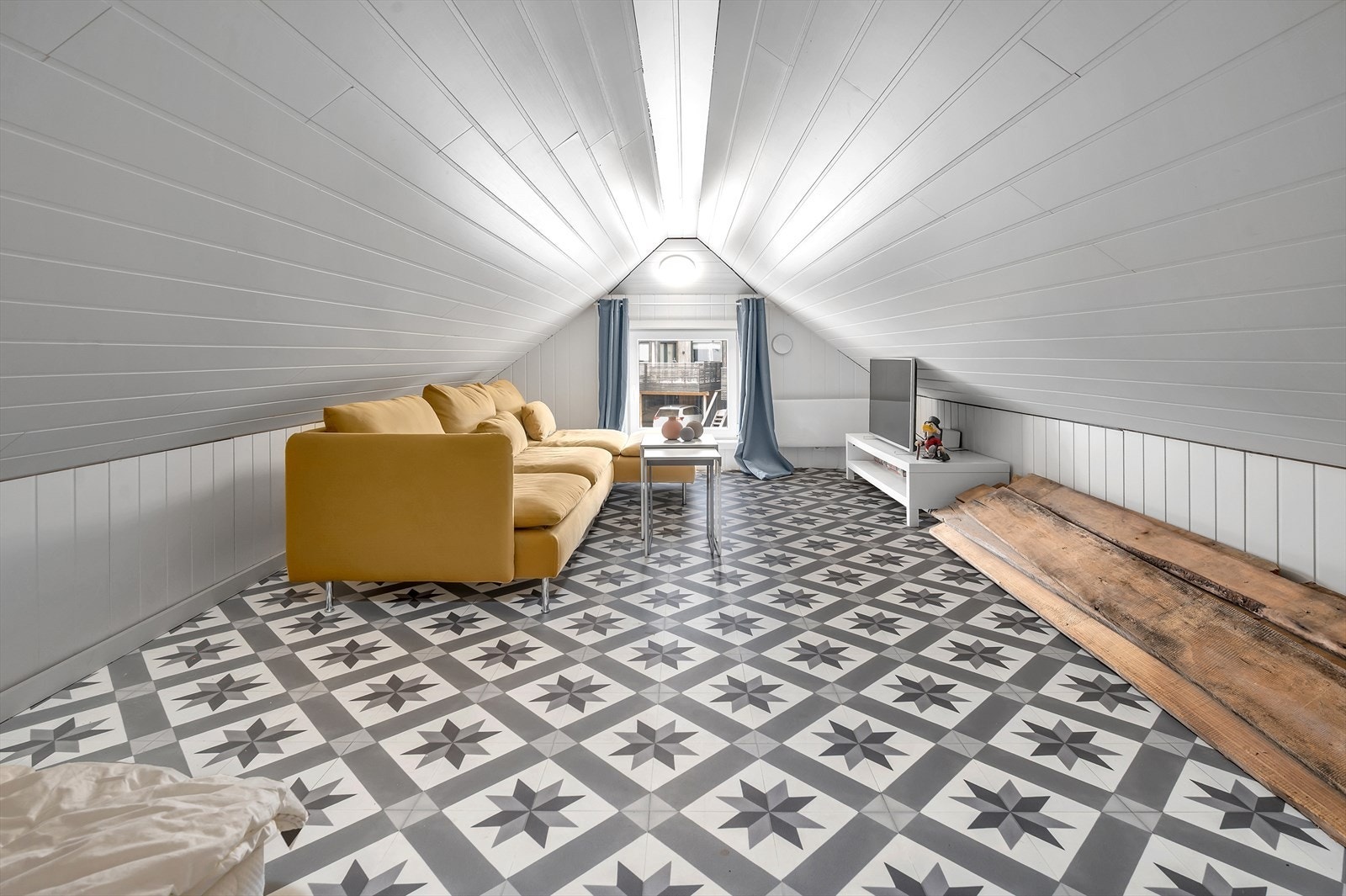 Loft over garasjen (ikke godkjent for varig opphold/beboelse) Galleribilde