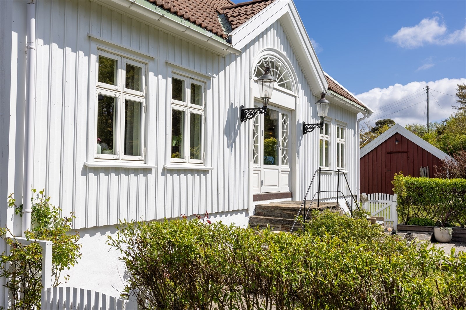 Ornament-vinduer i front er restaurert av Lunden Snekkerverksted i 2020. Galleribilde